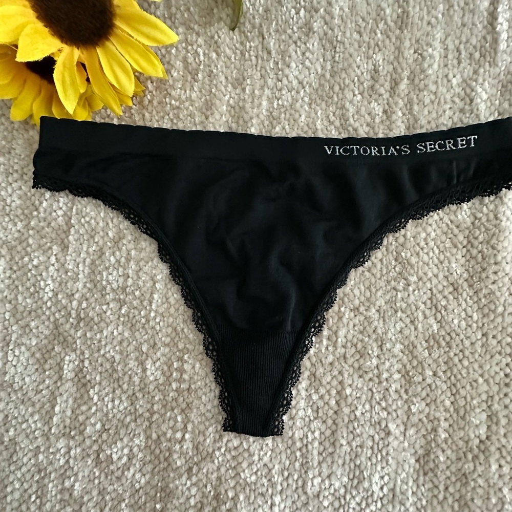 Victoria’s Secret NWOT Black Thong Panties!🦋